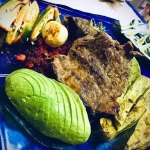 Arrachera con guarnición