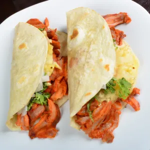 Taco de harina al pastor