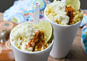 Esquites con longaniza y fritura triturada