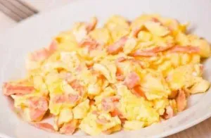 Huevos Revueltos con Jamón