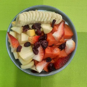 Tazon de avena caliente con fruta.