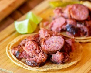 Tacos de chorizo argentino