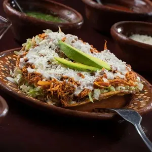 Tostada Tinga de Pollo