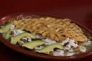 Chilaquiles con Pechuga de Pollo Aplanada (120 gr Aprox.)