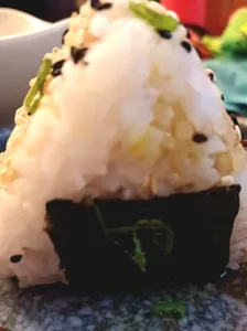 Oniguiri | Bola de arroz rellena de atún