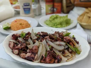 Pulpo Encebollado