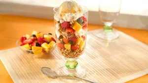 Fruta con helado, miel y granola