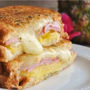 Sandwich A Los 3 Quesos  Al Gratin + Postre GRATIS