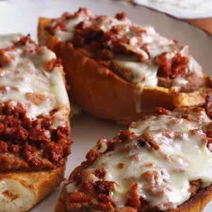 Molletes con Chorizo (4 Piezas)