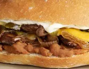 Torta de Bistec Encebollado con Tocino + Postre GRATIS