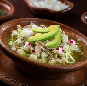 Pozole Verde Grande (Puerco con Cachete)
