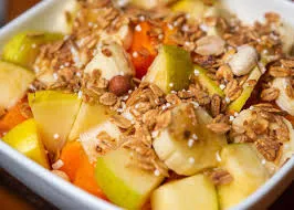 Fruta con miel y granola