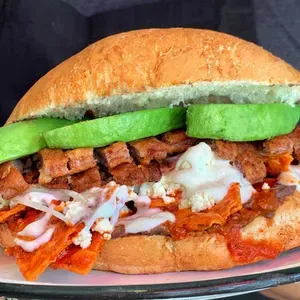 Mega Torta a la Plancha de Chilaquiles con Milanesa + Postre GRATIS