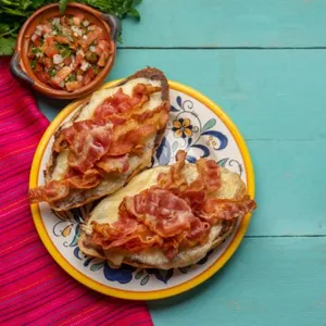 Molletes con Tocino (4 Piezas)