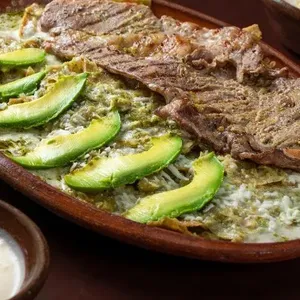 Chilaquiles con Costilla de Roast Beef (140 gr Aprox.)