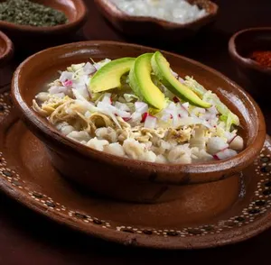 Pozole Blanco Grande (Pollo)