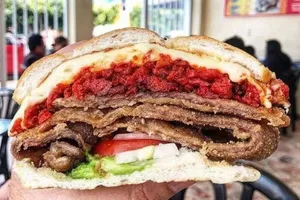 Torta Milanesa con Chorizo
