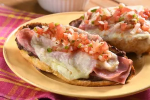 Molletes con Jamón (4 Piezas)