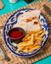 Sincronizadas con ensalada y papas a la francesa (3 pzas)