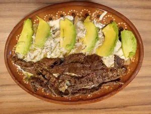 Chilaquiles con Arrachera de Res (150 gr Aprox.)