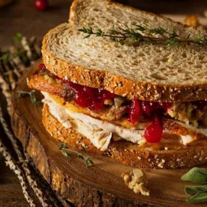 Sandwich Pierna Al Horno + Postre GRATIS