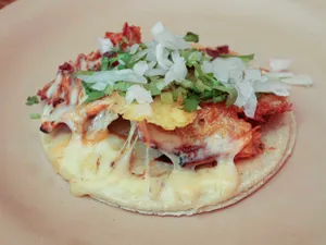 Taco al pastor con tortilla de harina CON QUESO