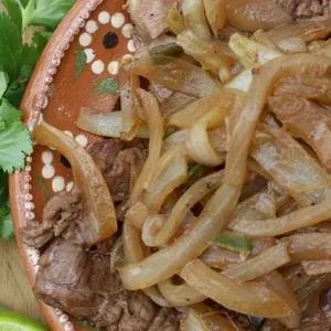 Platillo Bistec Encebollado + Postre GRATIS