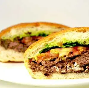 Torta de Bistec Encebollado con Rajas  + Postre GRATIS