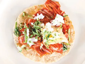 Taco al pastor con tortilla de harina