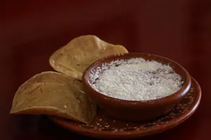 Frijoles Refritos con Queso Rallado