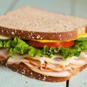 Sandwich Clasico de Jamon + Postre GRATIS