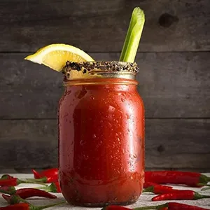 Clamato con agua mineral