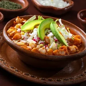 Pozole Rojo Grande (Pollo)