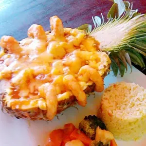 Piña Rellena de Mariscos