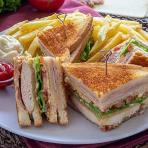 Club Sándwich Hawaiano + Postre GRATIS