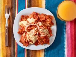 Paquete 1 Chilaquiles verdes o rojos con agua de frutas