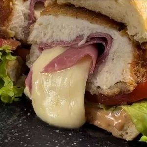 Sandwich Cordon Blue + Postre GRATIS