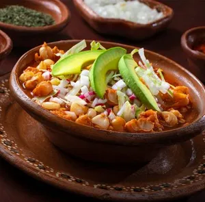Pozole Rojo Grande (Puerco ó Combinado)