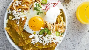 Paquete 2 Chilaquiles verdes o rojos con huevo y agua de frutas.