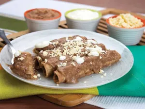 Enfrijoladas de Pollo (4 Piezas)