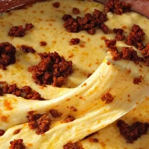 Queso Fundido con Chorizo