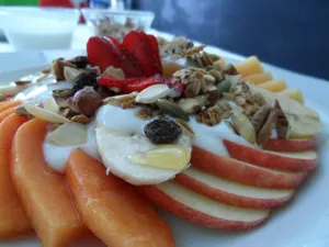 Fruta con yogurt, miel y granola