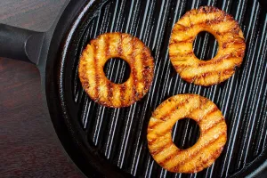 Piña Asada con Canela