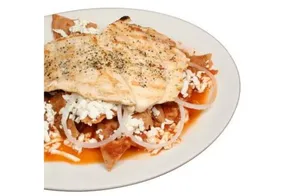 Chilaquiles con Pechuga de Pollo Aplanada (120 gr Aprox.)