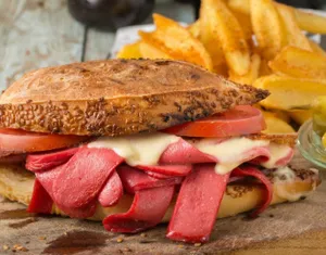 Sandwich de milanesa con salchicha