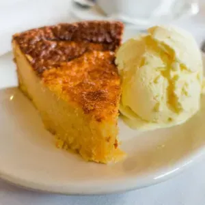 Panque de elote con helado