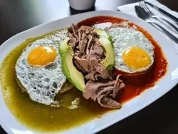 Huevos Divorciados con Asada