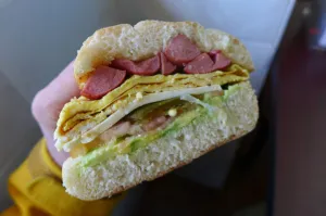 Torta de huevo con salchicha